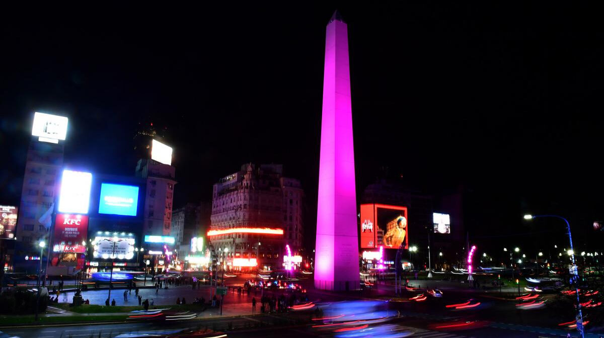 Se Iluminaron Monumentos por el Cáncer de Mama