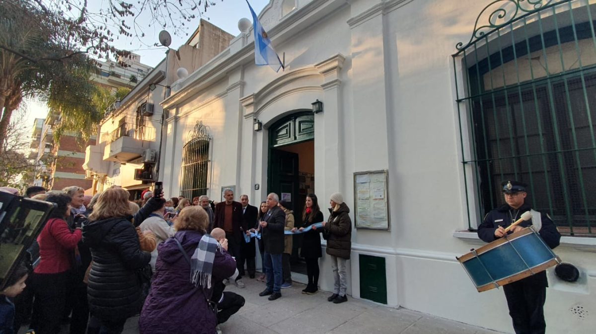 La Biblioteca Sarmiento de Villa Urquiza estreno frente renovado.