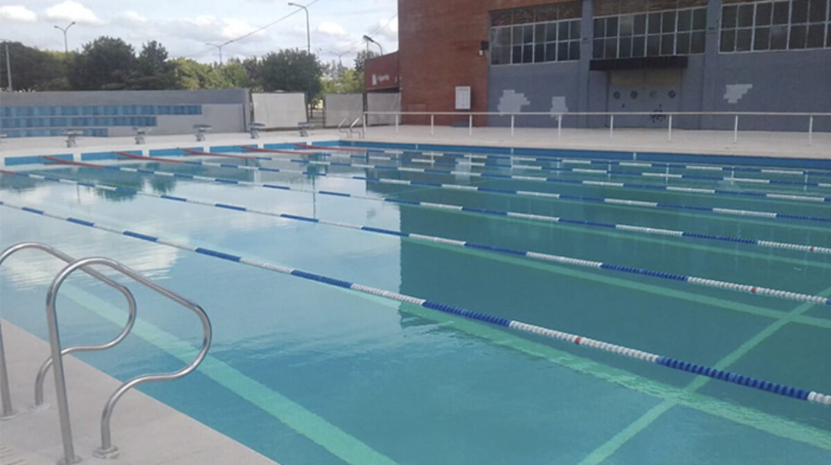 El Parque Sarmiento invita a disfrutar de sus piletas.